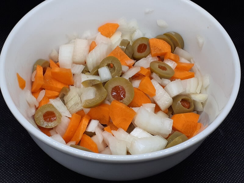 1 Onion 1 Carrot 8 Olives