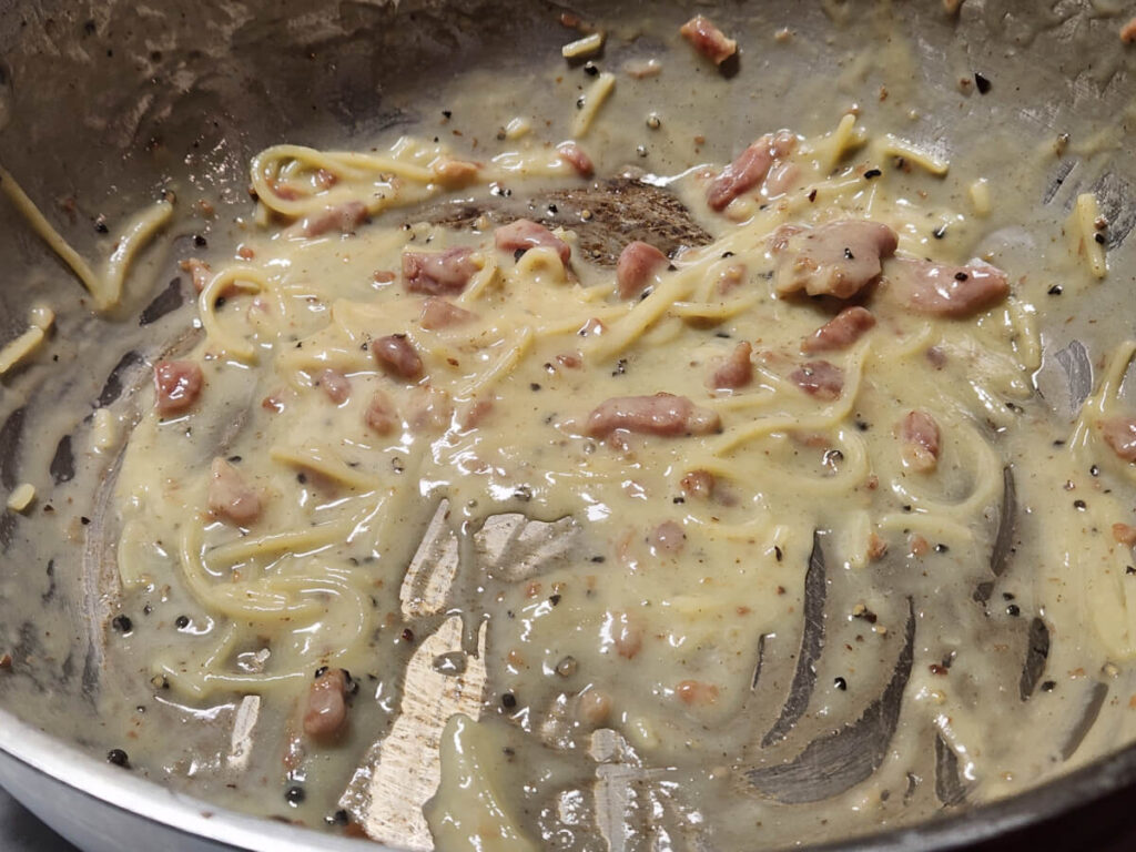 JAHZKITCHEN Carbonara pan showing creaminess