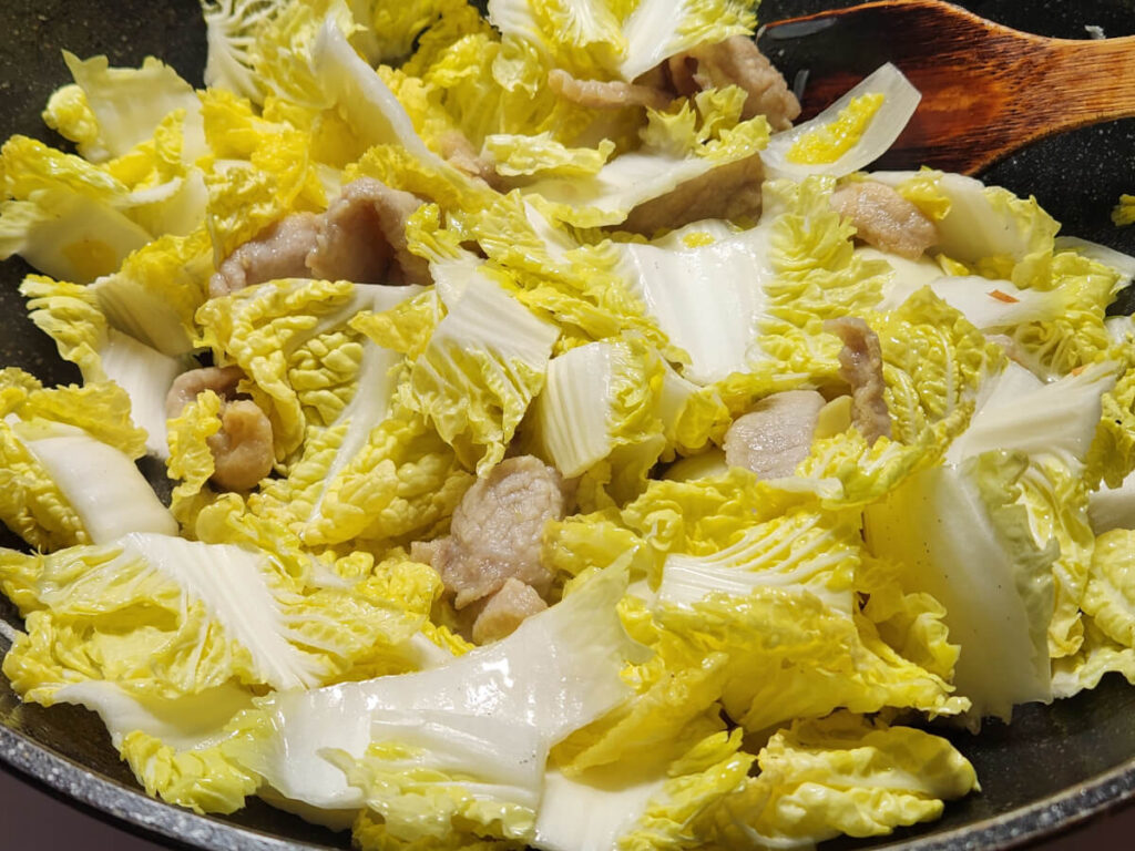 JAHZKITCHEN Stir Frying Onions & Napa