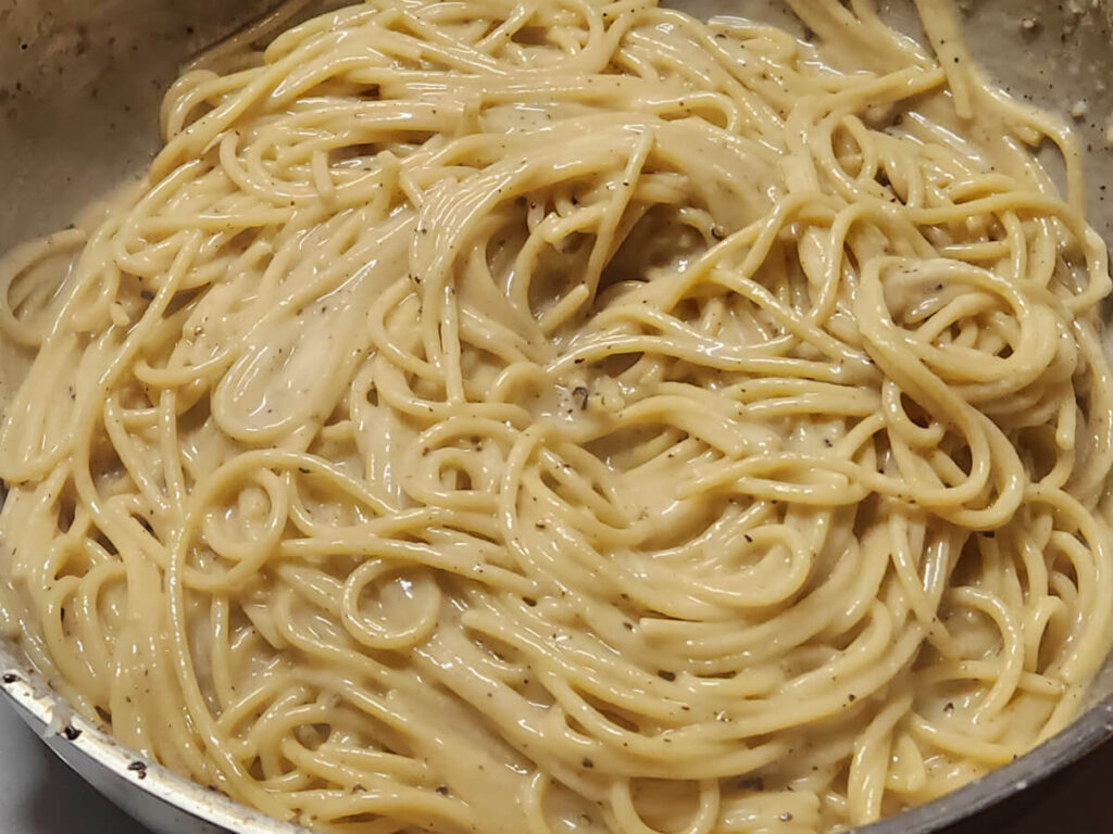 JAHZKITCHEN Aggressively mixing the Cacio e Pepe