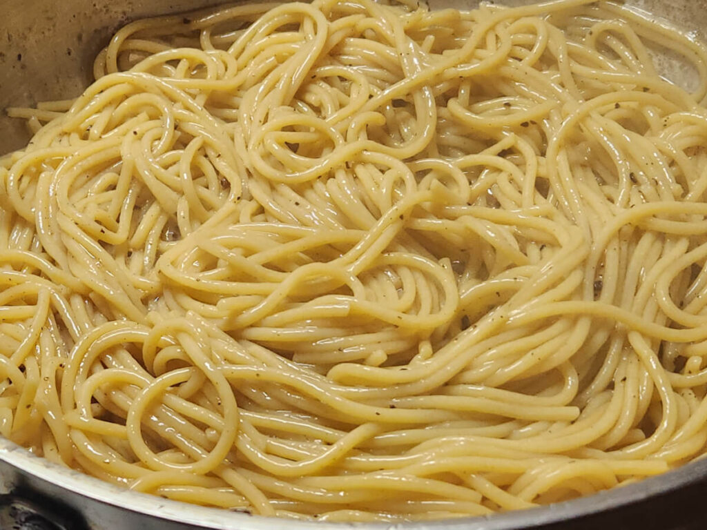 JAHZKITCHEN Mixing the Pasta and Pasta water with Pepper to create the thickened Sauce