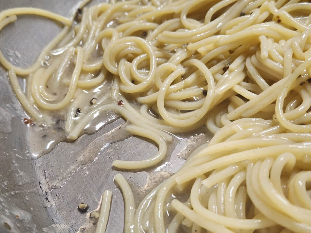 JAHZKITCHEN Thickening the Pasta water by aggressively mixing the pasta before cheese