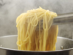 JAHZKITCHEN Transferring Boiled Spaghetti with Tongs