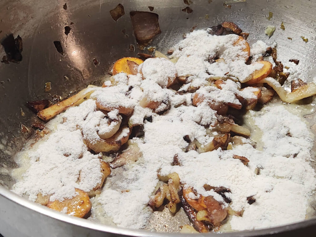 JAHZKITCHEN Brune Sauce adding Flour