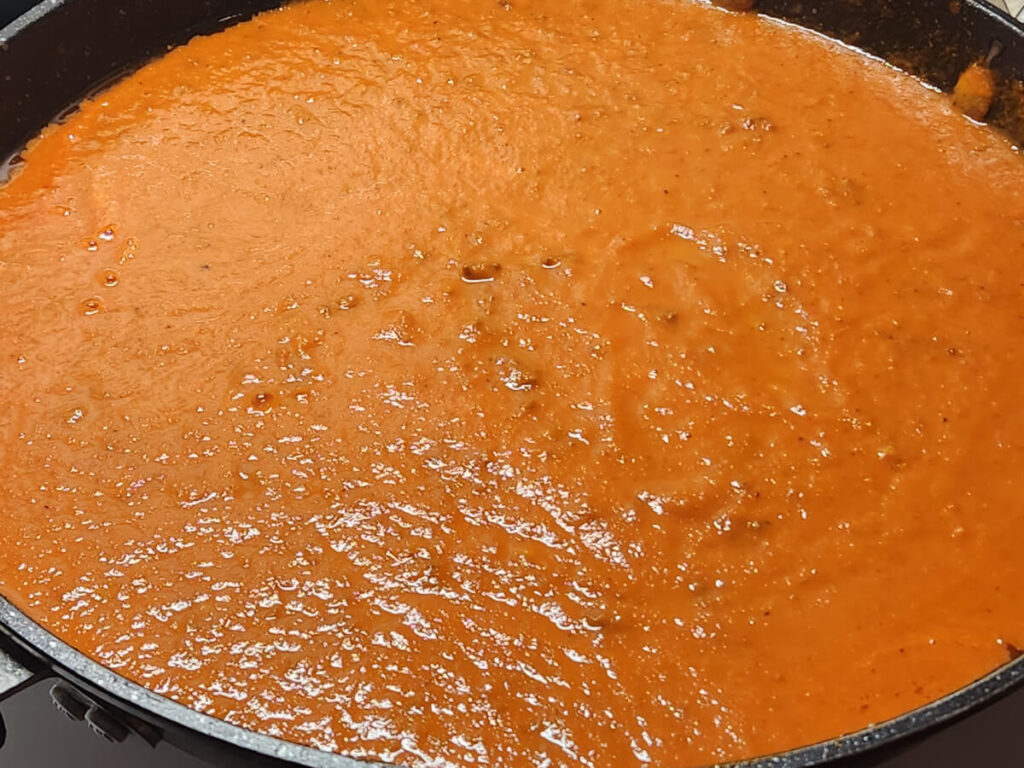 JAHZKITCHEN Simmering Roasted Tomato Meat Sauce for 1 hour