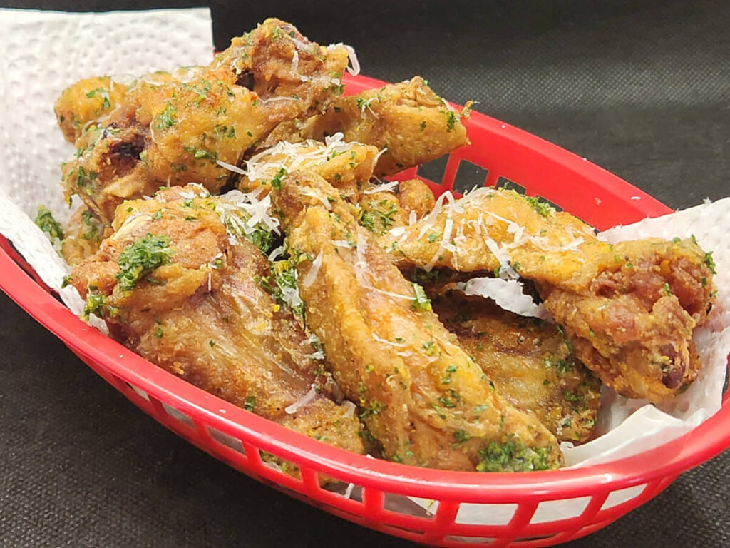 JAHZKITCHEN Serving Basket of Garlic Parm Wings