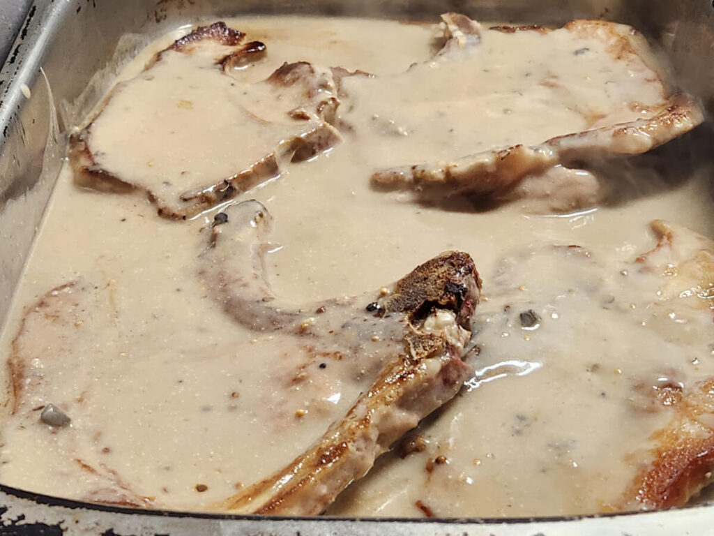 JAHZKITCHEN Covering the Pork Chops with Mushroom Sake Sauce
