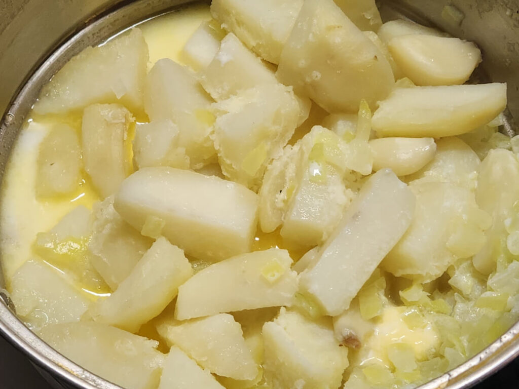 JAHZKITCHEN Adding Butter & Cream to Garlic & Onion Mashed Potatoes