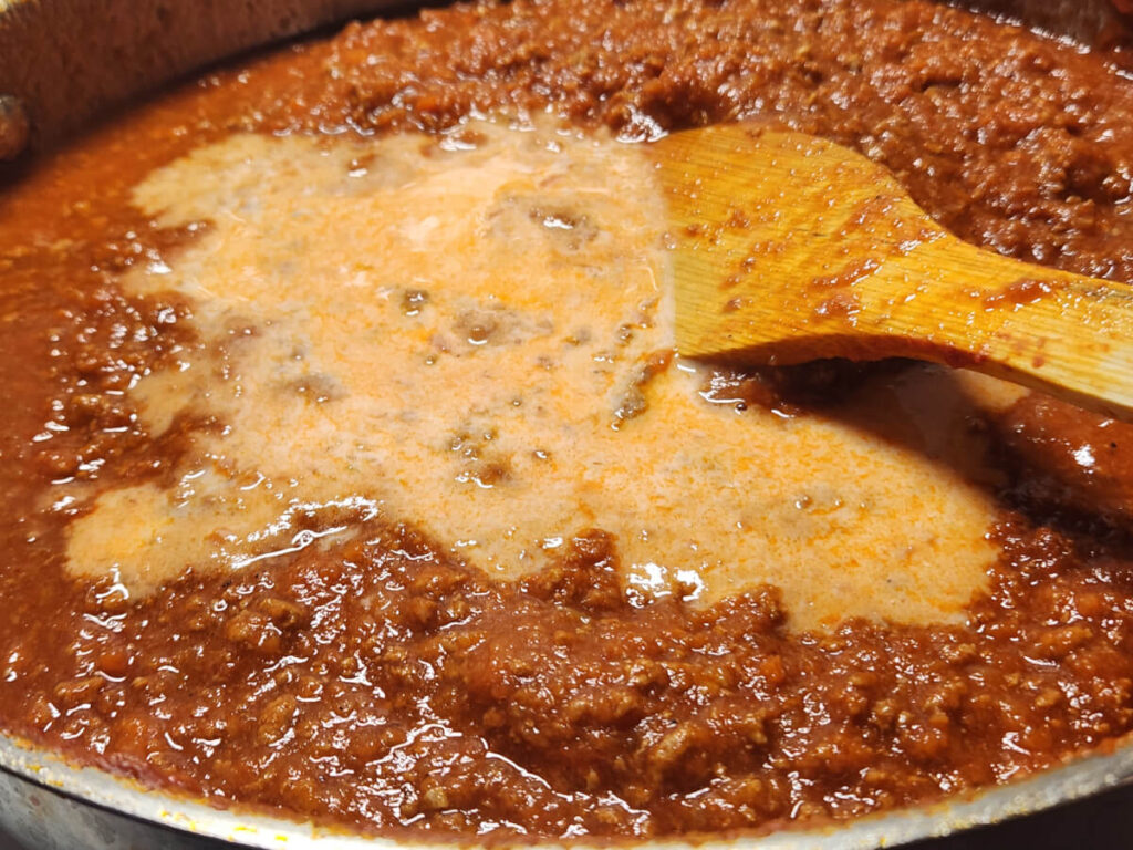 JAHZKITCHEN Adding Cream to Bolognese