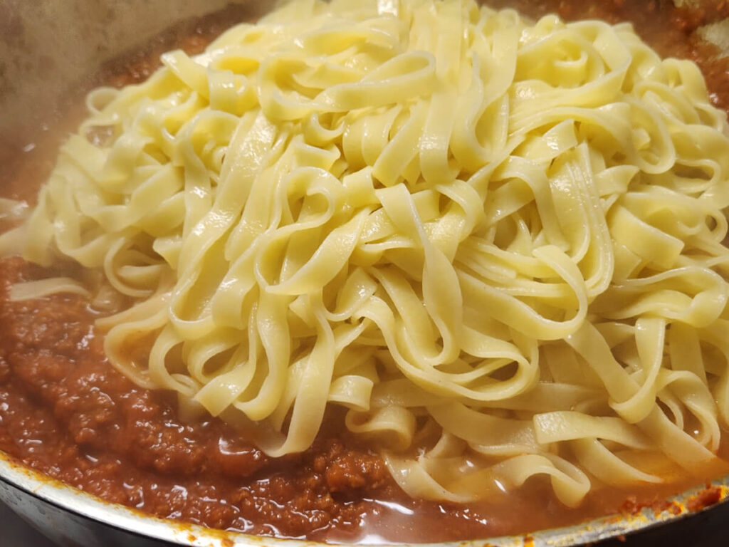 JAHZKITCHEN Adding Tagliatelle Pasta to Portioned out Bolognese