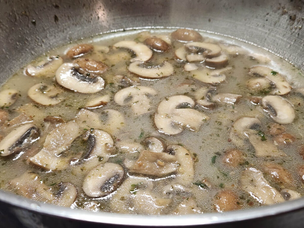 JAHZKITCHEN Adding Clam Broth