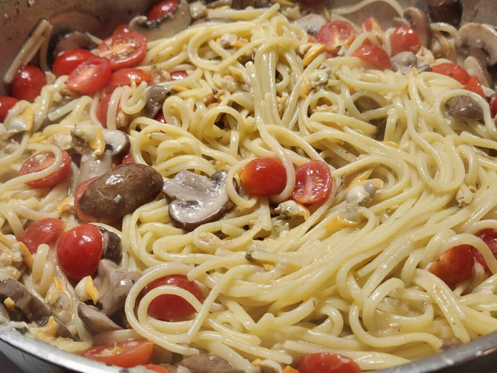 JAHZKITCHEN Pan Clam Pasta Before adding Pesto