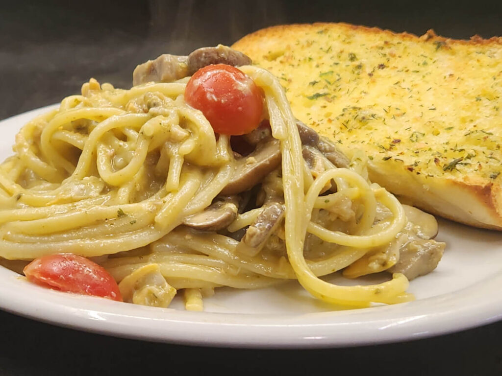 JAHZKITCHEN Plate of Clam Pasta with Garlic Bread