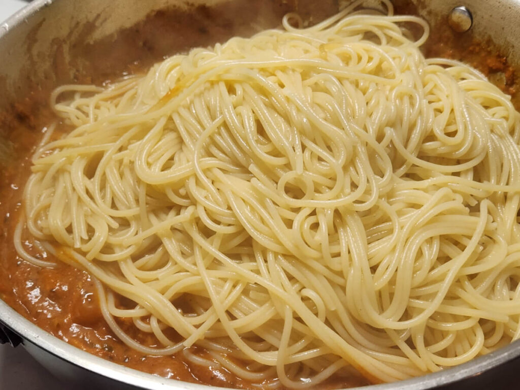 JAHZKITCHEN Adding Pasta to Butter Chicken Sauce