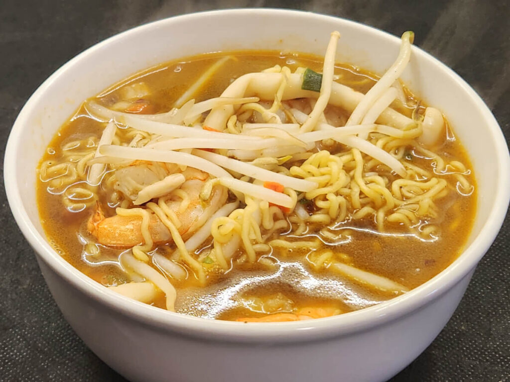 JAHZKITCHEN Kang Shi Fu Beef Ramen with Shrimp, Seafood Mushrooms, and Bean Sprouts