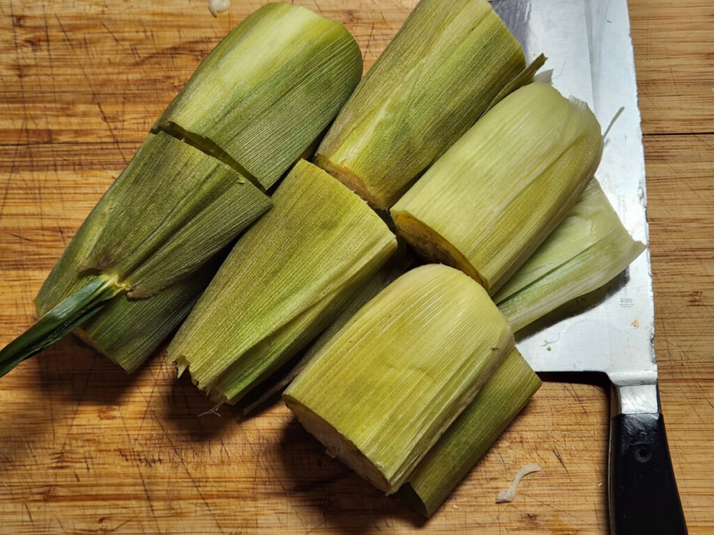 JAHZKITCHEN Chopping Steamed Corn into Coblets