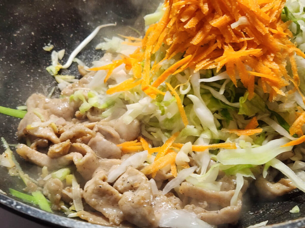 JAHZKITCHEN Adding Salted Cabbage and Carrots
