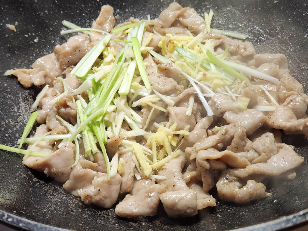 JAHZKITCHEN stir frying garlic, ginger, green onions
